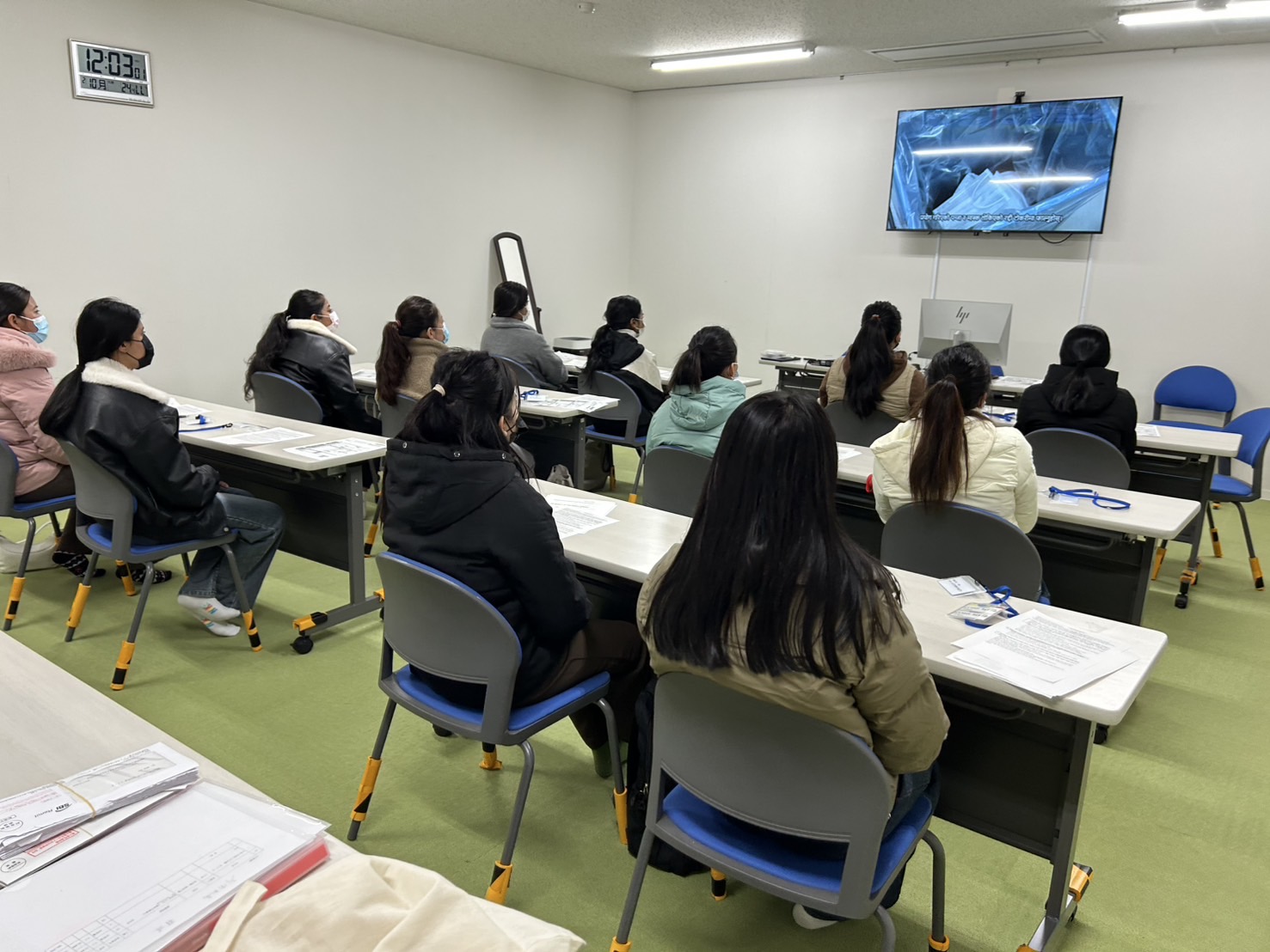 ネパール人技能実習生12名の食品加工会社（東京）への配属に同行しました。}